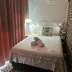 Mains Rd 超大4人带厨房卫浴办公 M1