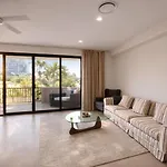 Modern 4Br 3Bath Duplex Near Train Station Stylish Comfortable