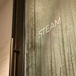 Sunset Rooftop Pool, Stunning Views, Private Park, Gym, Walk To Gabba