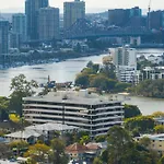 Sunset Rooftop Pool, Stunning Views, Private Park, Gym, Walk To Gabba