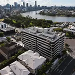 Sunset Rooftop Pool, Stunning Views, Private Park, Gym, Walk To Gabba