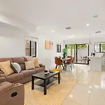 1em Abnb-style 5br, 2 Parking-patio, 5 Mins To Westfield