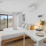 Studio Walk To Westfield Best For Solo Traveler