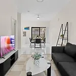 Prime Spot 3-Bed Walk To Bus Drive Anywhere Fast