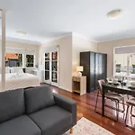 Warm And Cozy Retreat Near Shops And Transport