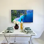 Studio In Belmont | Easy To City & Airport