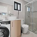 1Br Walk To Westfield Deal For Solo Stays