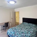 Walk To Market Square And Garden City! Macgregor