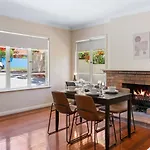 Warm And Cozy Retreat Near Shops And Transport