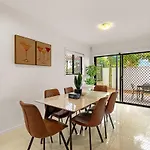 1em Abnb-style 5br, 2 Parking-patio, 5 Mins To Westfield