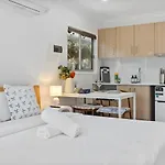 Studio Walk To Westfield Best For Solo Traveler