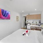 1Br Walk To Westfield Deal For Solo Stays