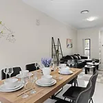 Prime Spot 3-Bed Walk To Bus Drive Anywhere Fast