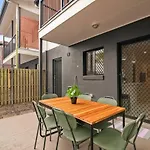 1em Abnb-style 5br, 2 Parking-patio, 5 Mins To Westfield Holiday home *