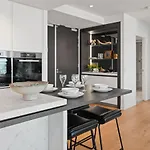 Modern Skyline 3br With Pool Gym And Tub Brisbane