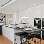 Modern Skyline 3br With Pool Gym And Tub Holiday home