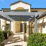 5Br Prestige Suburban Manor - Near Shops & Eats