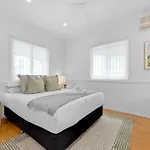 Holiday home 4 Bed Queenslander Views Walk To Suncorp Deck + Parking *