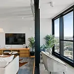 Holiday home Modern Skyline 3br With Pool Gym And Tub