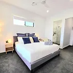 Beautiful 2 Story, 4 Bed House, Pool & City Views