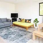 New & Stylish Veg 2-Bedroom Guest Retreat Near Brisbane Airport