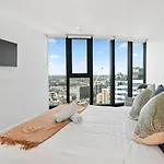 Modern Skyline 3br With Pool Gym And Tub Holiday home Brisbane