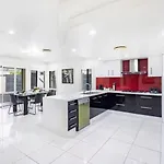 5Br Prestige Suburban Manor - Near Shops & Eats