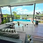 Beautiful 2 Story, 4 Bed House, Pool & City Views