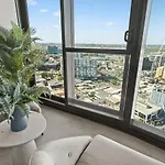 Modern Skyline 3br With Pool Gym And Tub * Brisbane