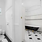 Holiday home 4 Bed Queenslander Views Walk To Suncorp Deck + Parking