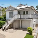 Bright 3-Bed Home In Leafy Annerley