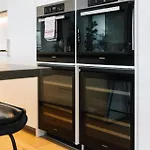 Modern Skyline 3br With Pool Gym And Tub Holiday home