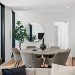 Modern Skyline 3br With Pool Gym And Tub