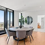 Holiday home Modern Skyline 3br With Pool Gym And Tub Brisbane