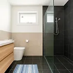 New & Stylish Veg 2-Bedroom Guest Retreat Near Brisbane Airport