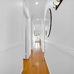 4 Bed Queenslander Views Walk To Suncorp Deck + Parking Holiday home