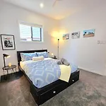 Beautiful 2 Story, 4 Bed House, Pool & City Views
