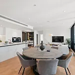 Holiday home Modern Skyline 3br With Pool Gym And Tub Brisbane