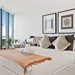 Modern Skyline 3br With Pool Gym And Tub Holiday home