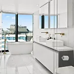 Modern Skyline 3br With Pool Gym And Tub Holiday home Brisbane