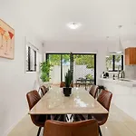 1em Abnb-style 5br, 2 Parking-patio, 5 Mins To Westfield Holiday home