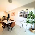 1em Abnb-style 5br, 2 Parking-patio, 5 Mins To Westfield Holiday home *
