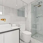 Modern Skyline 3br With Pool Gym And Tub Brisbane