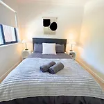 Holiday home 1em Abnb-style 5br, 2 Parking-patio, 5 Mins To Westfield