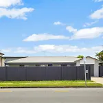 3 Bedroom Fully Renovated Away From Holiday home