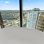 Modern Skyline 3br With Pool Gym And Tub Holiday home *
