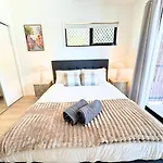 1em Abnb-style 5br, 2 Parking-patio, 5 Mins To Westfield Holiday home *