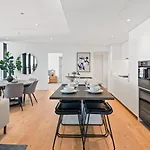 Holiday home Modern Skyline 3br With Pool Gym And Tub *