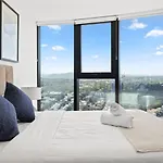 Modern Skyline 3br With Pool Gym And Tub Holiday home