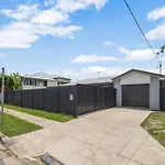 Holiday home 3 Bedroom Fully Renovated Away From *